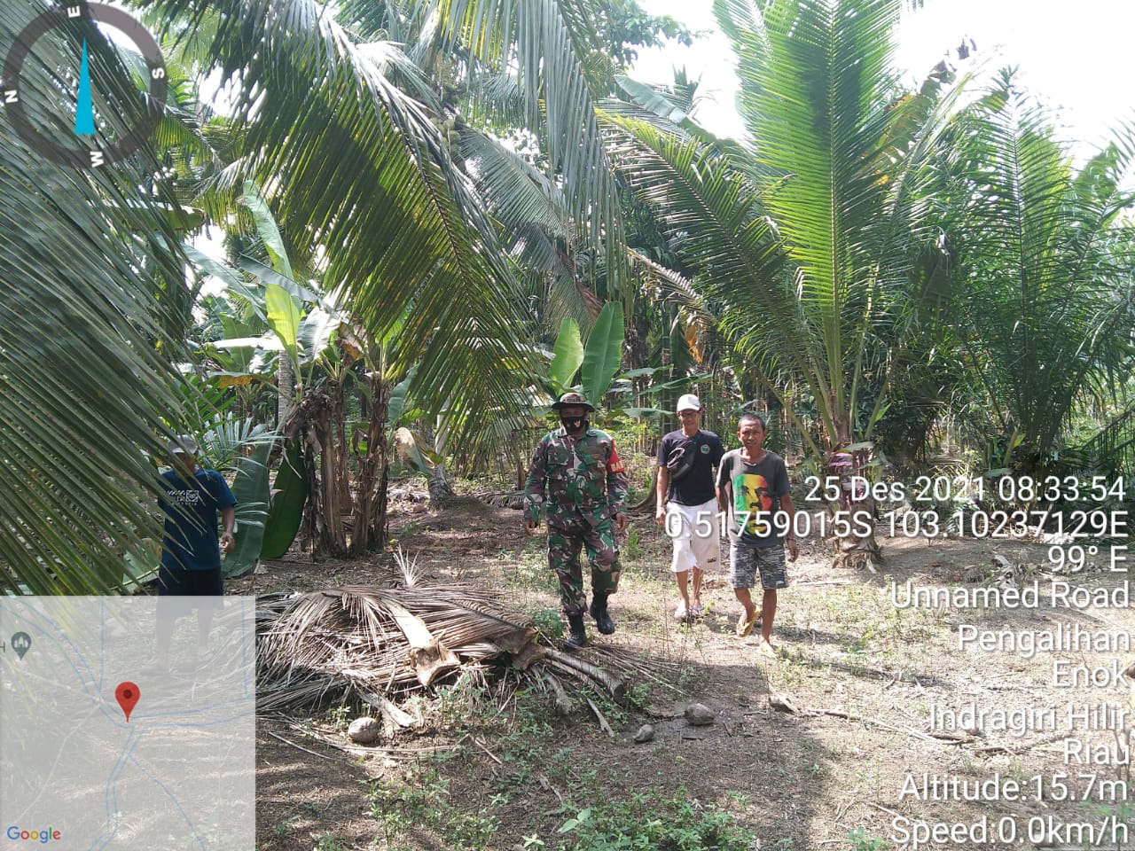 Cegah Karhutla, Babinsa 02/Tanah Merah Rutin Patroli Bersama Warga