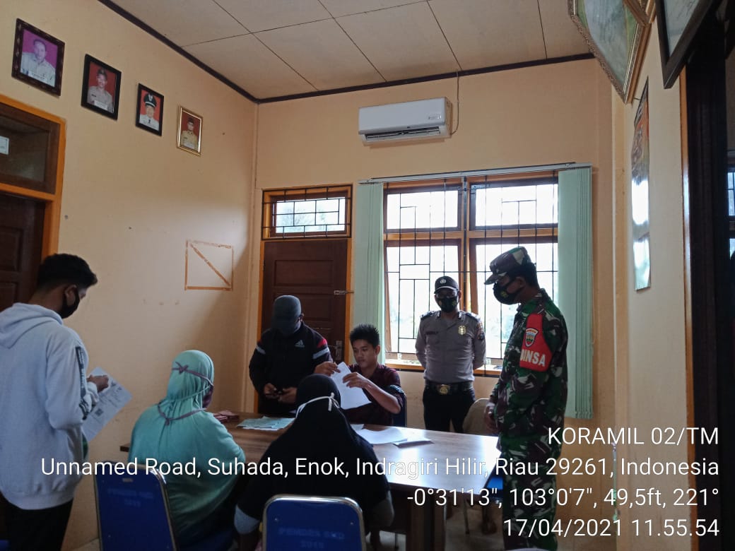 Babinsa Koramil 02/Tanah Merah Dampingi Penyaluran BST Bagan Jaya dan Suhada