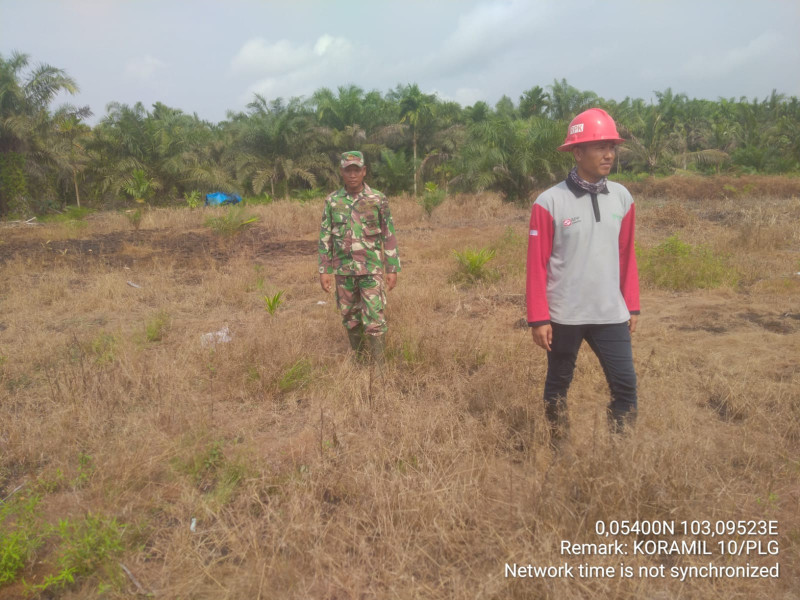 Untuk Melihat Kondisi Di Lapangan, Babinsa Koramil 10/Pelangiran Langsung Turun Lakukan Patroli Karlahut