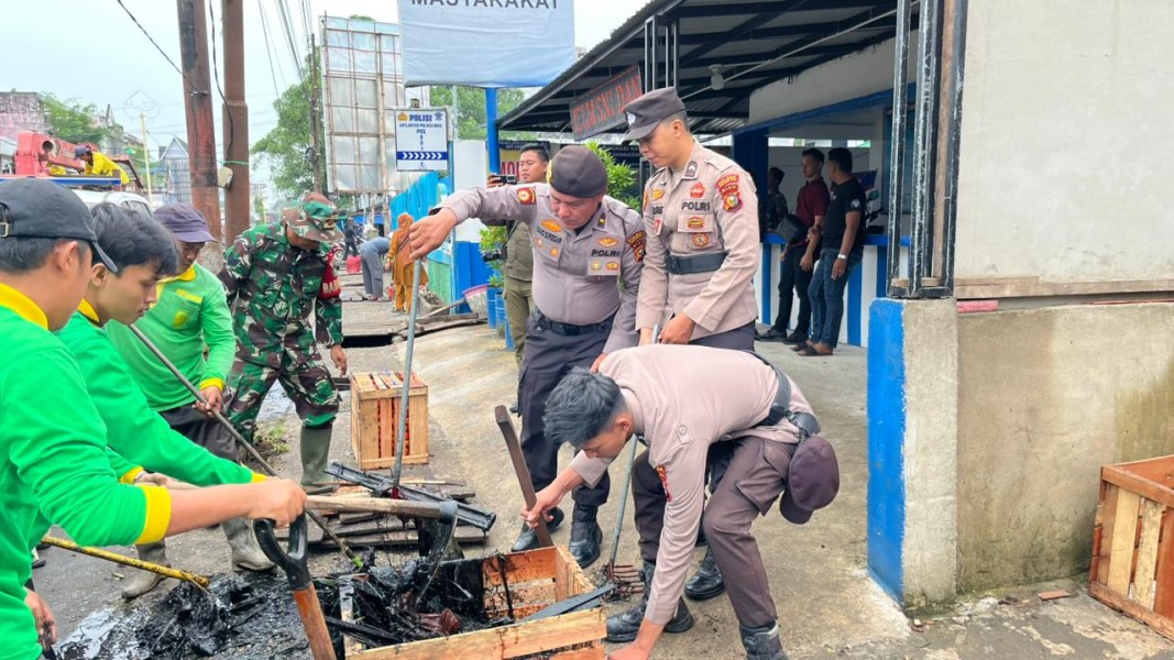 Polres Inhil Terjunkan Personel untuk Gotong Royong Dalam Rangka Hari Juang TNI AD 2025
