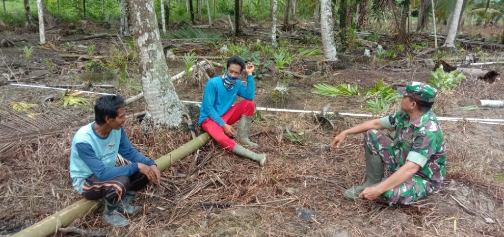 Babinsa Koramil 07/Reteh Giat Pengawasan SDM untuk Meningkatkan Keamanan dan Ketertiban Babinsa Koramil 07/Reteh Giat Pengawasan SDM untuk Meningkatkan Keamanan dan Ketertiban