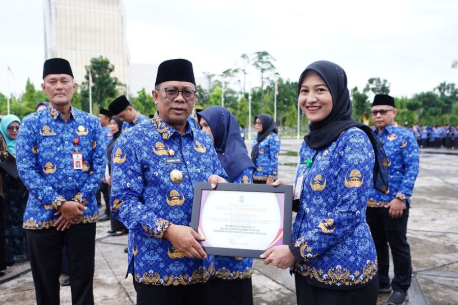 Sebanyak 20 Orang ASN Pemprov Riau Terima Penghargaan Berprestasi