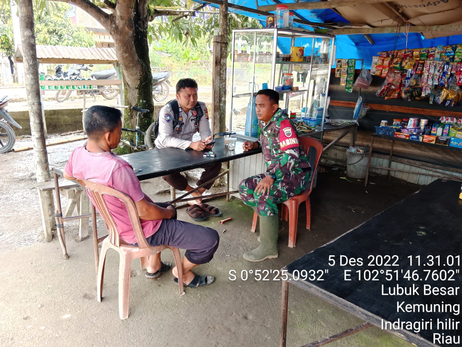 Komsos Bersama Bhabinkamtibmas dan Satpol PP Oleh Babinsa Koramil 09/Kemuning