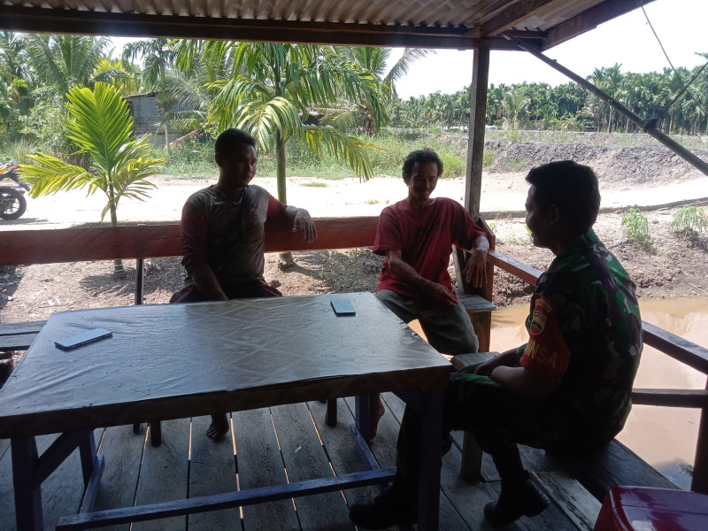 Babinsa Koramil 04/Kuindra Saling Mempererat Silaturahmi Antar Sesama di Desa Teluk Dalam