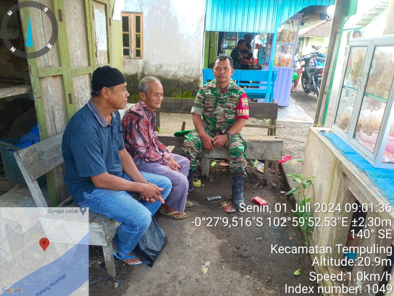 Temui Ketua RT, Babinsa Koramil 03/Tpl Komsos Bahas Ketertiban Lingkungan