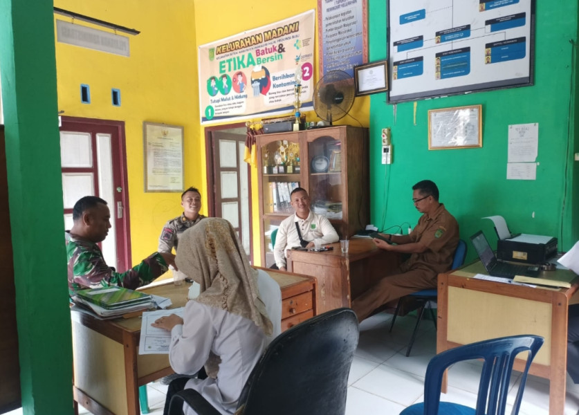 Babinsa Koramil 07/Reteh Gelar Komsos: Meningkatkan Sinergitas dengan Aparatur Pemerintah Kelurahan Madani