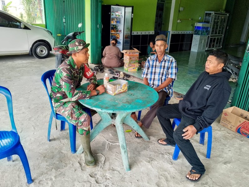 Tak Kenal Hari Libur, Babinsa Serda Suirwansah dan Tokoh Masyarakat Desa Rumbai Jaya Bersinergi dalam Komsos yang Produktif