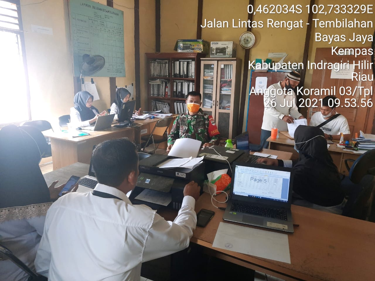 Pererat Silaturahmi, Babinsa Koramil 03/Tempuling Komsos dengan Kades