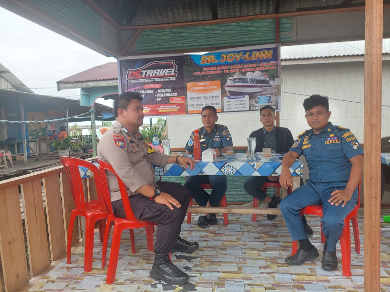 Bhabinkamtibmas Jalin silaturahmi Bersama Aparat Desa Kuala Gaung dan KPLP