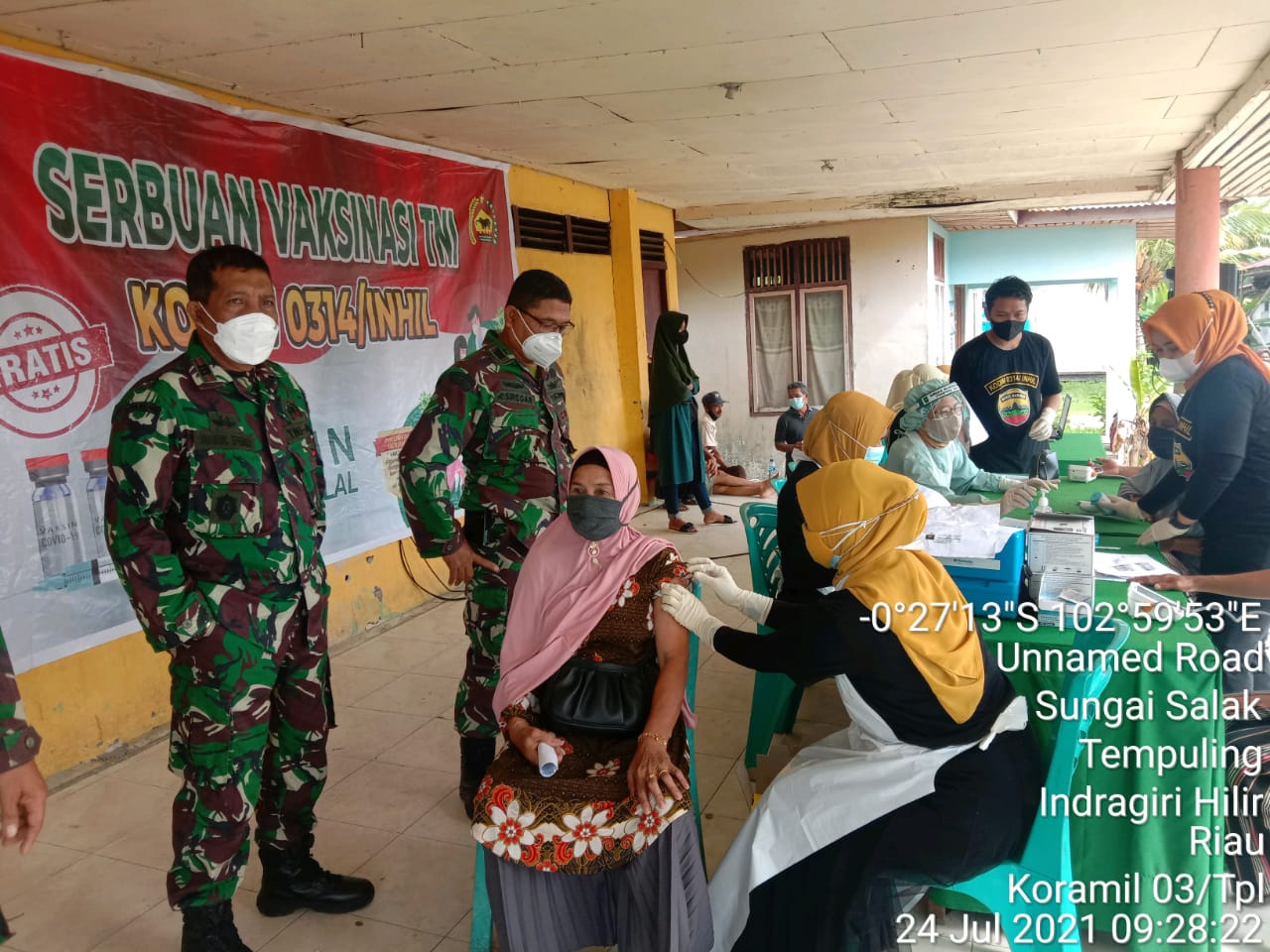 Danramil 03/Temluling Kembali Dampingi Warga Laksanakan Serbuan Vaksinasi Covid-19 Tahap 2