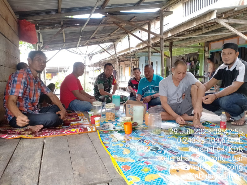 Babinsa Koramil 04/Kuindra Sampaikan Kepada Warga Untuk Segera Memasang Umbul-umbul Bendera Merah Putih