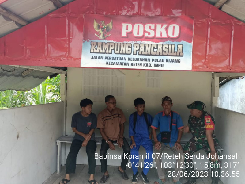 Duduk Santai Serda Johansah Bersama Warga Sosialisasi dan Patroli Bahaya Narkoba