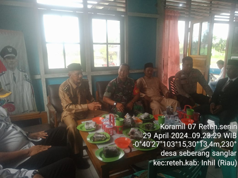 Babinsa Serda Johansah Jalin Kebersamaan dan Kedekatan Dengan Warga Melalui Komsos