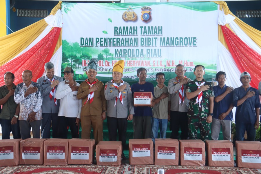 Kapolda Riau Kunjungi Concong, Tanam Mangrove hingga Salurkan Bantuan untuk Masyarakat Pesisir