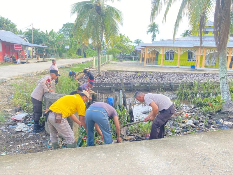 Polsek Enok dan Forcopimcam Laksanakan Gotong Royong Antisipasi Bencana Alam