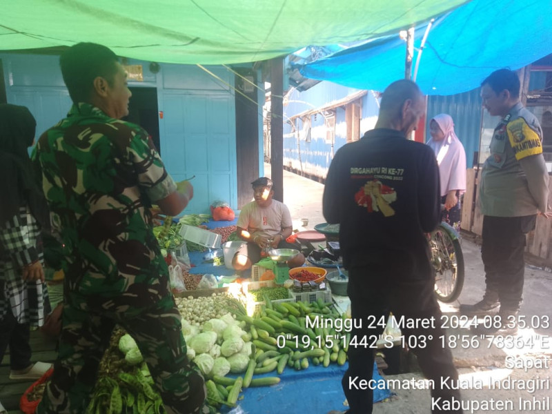 Babinsa Koramil 04/Kuindra Himbau Pedagang Untuk Tingkatkan dan Jaga Stok Hanpangan di Pasar Tradisional