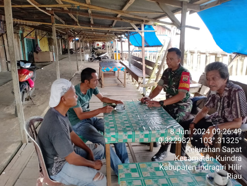 Babinsa Koramil 04/Kdr Berikan Pandangan Hidup Masyarakat Melalui Komsos di Binaan