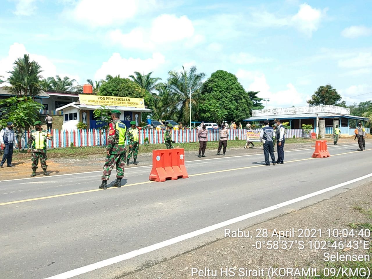 TNI dan Polri Lakukan Perketat Penjagaan di Pintu Masuk Kecamatan Kemuning