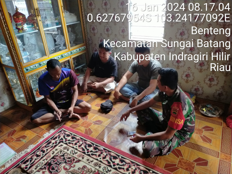 Peduli Terhadap Lingkungan, Koramil 07/Reteh Kopda Zakirman Ajak Masyarakat Untuk Tingkatkan Hidup Sosial Antar Sesama