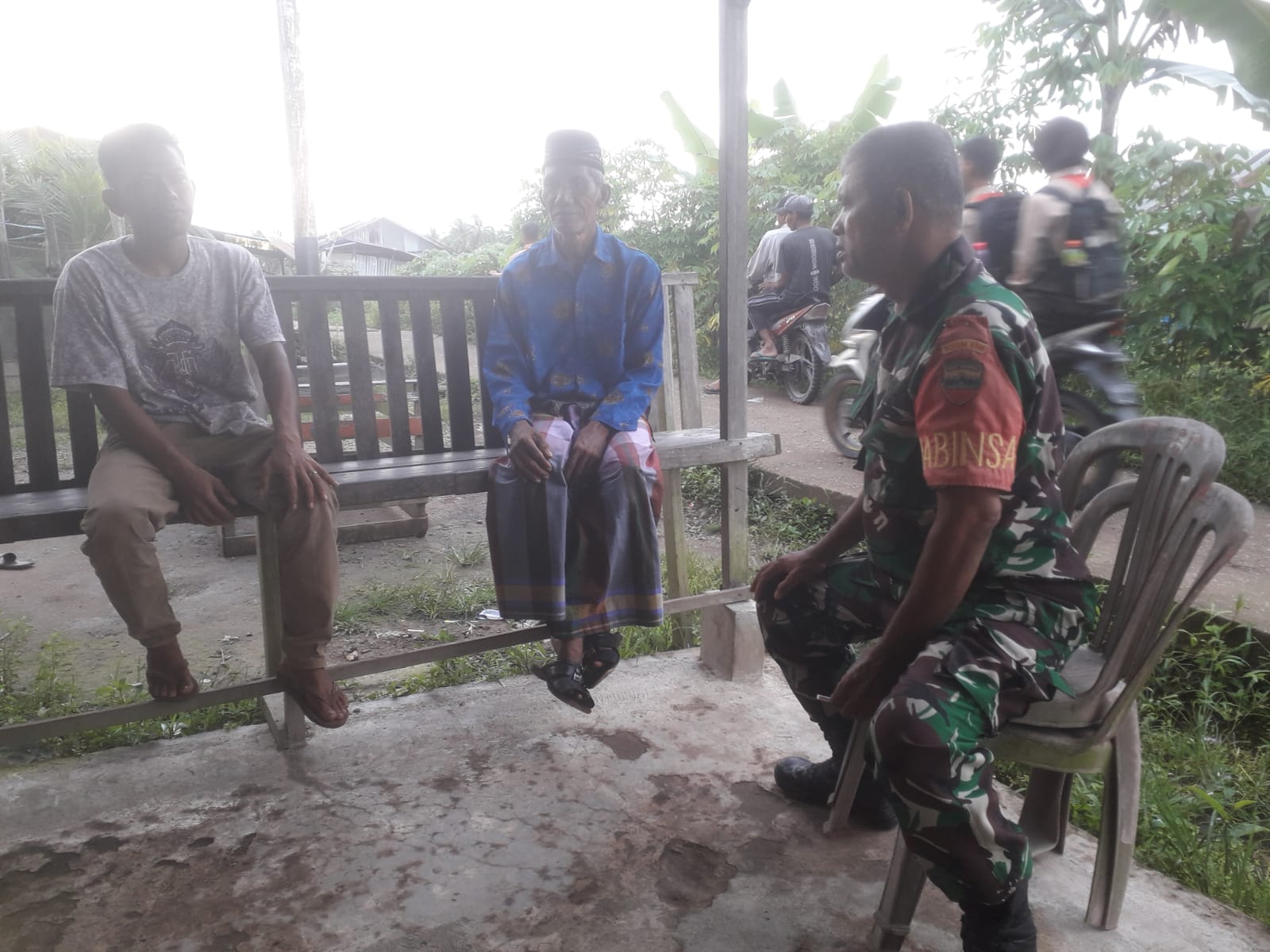 Bersama Tomas dan Masyarakat, Babinsa Koramil 04/Kuindra Laksanakan Komsos