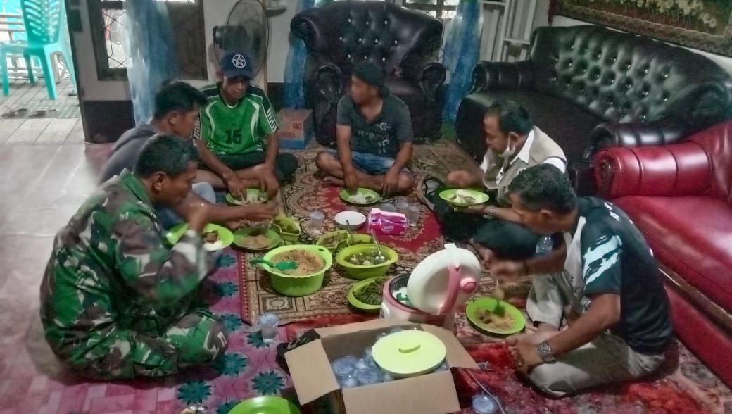 Wujudkan kebersamaan dan keharmonisan Babinsa Koramil 03/Tempuling dan Aparat Desa makan siang bersa