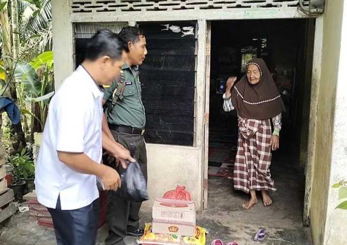 Babinsa Koramil 04/PP Masuk Dapur, Wujud Kepedulian kepada Rakyat