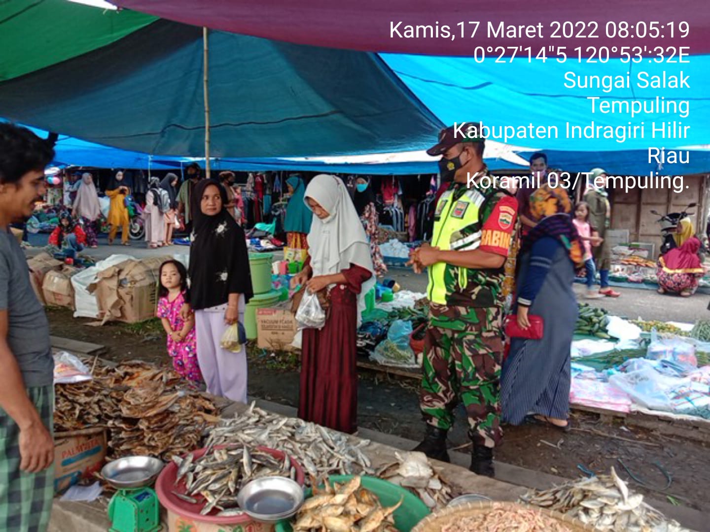 Babinsa 03/Tempuling, Tegur Warga Tak Pakai Masker 