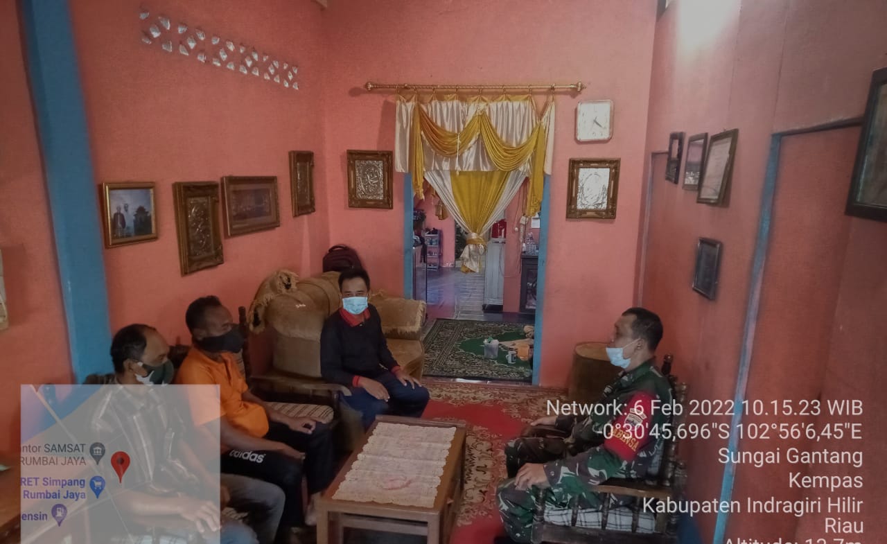 Babinsa Koramil 03/Tempuling Komsos Bersama Tokoh Masyarakat Pererat Silaturahmi