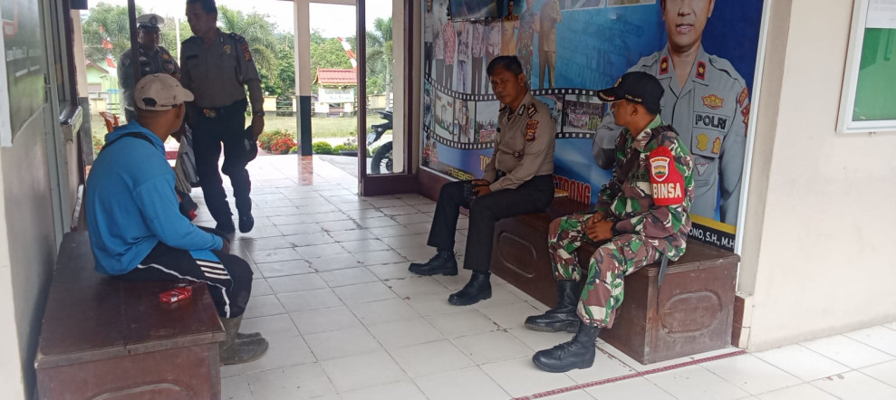 Bersama Anggota Polsek Kemuning, Babinsa Koramil 09/Kemuning Jaga Hubungan Harmonis di Wilayah