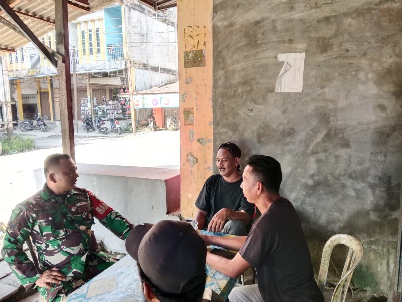 Babinsa Koramil 07/Reteh Laksanakan Pengawasan SDM untuk Meningkatkan Silaturahmi dengan Masyarakat