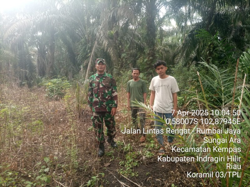Babinsa Koramil 03/Tempuling Siaga Karhutla Saat Lebaran