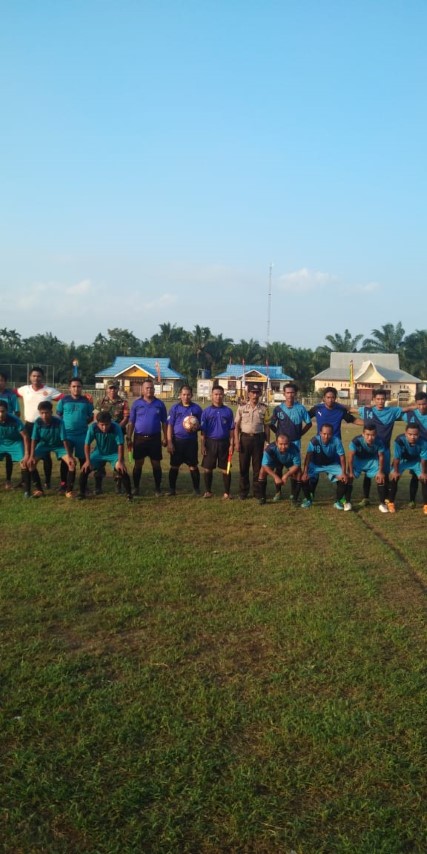 Babinsa Koramil 03/Tempuling Ikut Serta Pembinaan Bola Kaki di Desa Danau Pulai Indah 