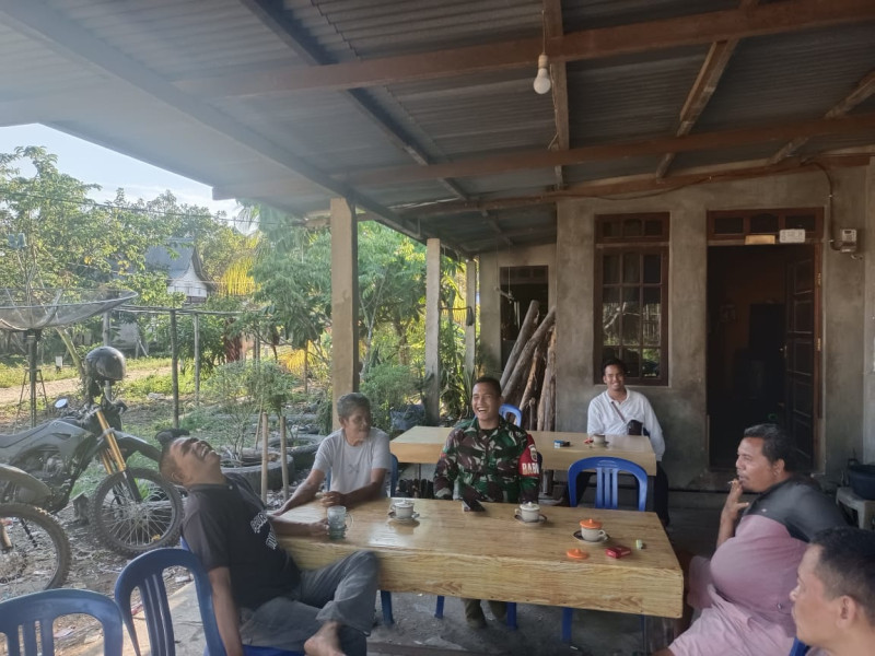 Bhabinsa Koramil 05/Gas Laksanakan Giat Komsos Bersama Warga Kelurahan Sungai Empat