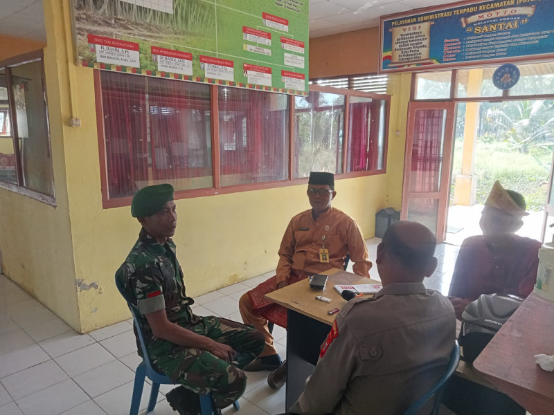 Terkait Bahaya Narkoba dan Judi Online, Koramil 07/Reteh Terus Menghimbau Untuk Menjaga Keamanan dan Kenyamanan Lingkungan