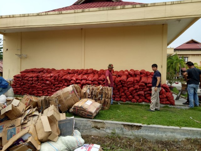 2 Ton Bawang Merah dan Pakaian Bekas Illegal diamankan Sat Reskrim Polres Siak