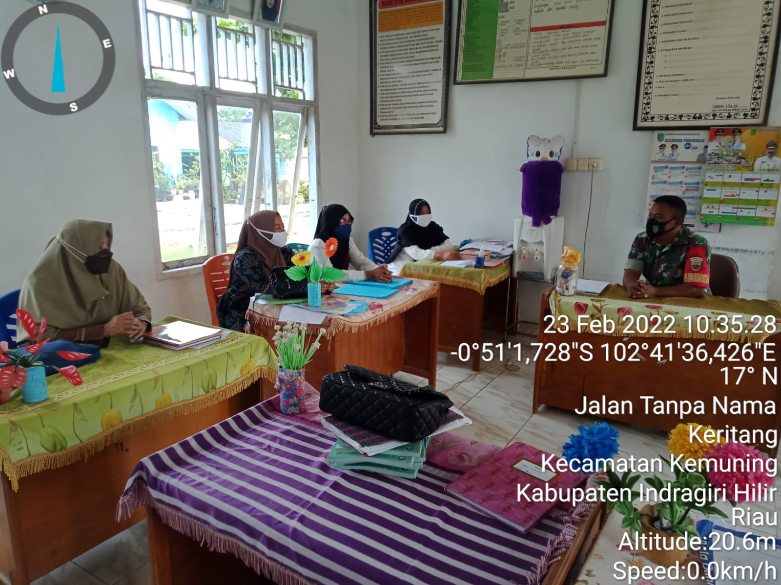 Pentingnya Vaksin, Koramil 09/Kemuning Gelar Komsos di Sekolah-Sekolah