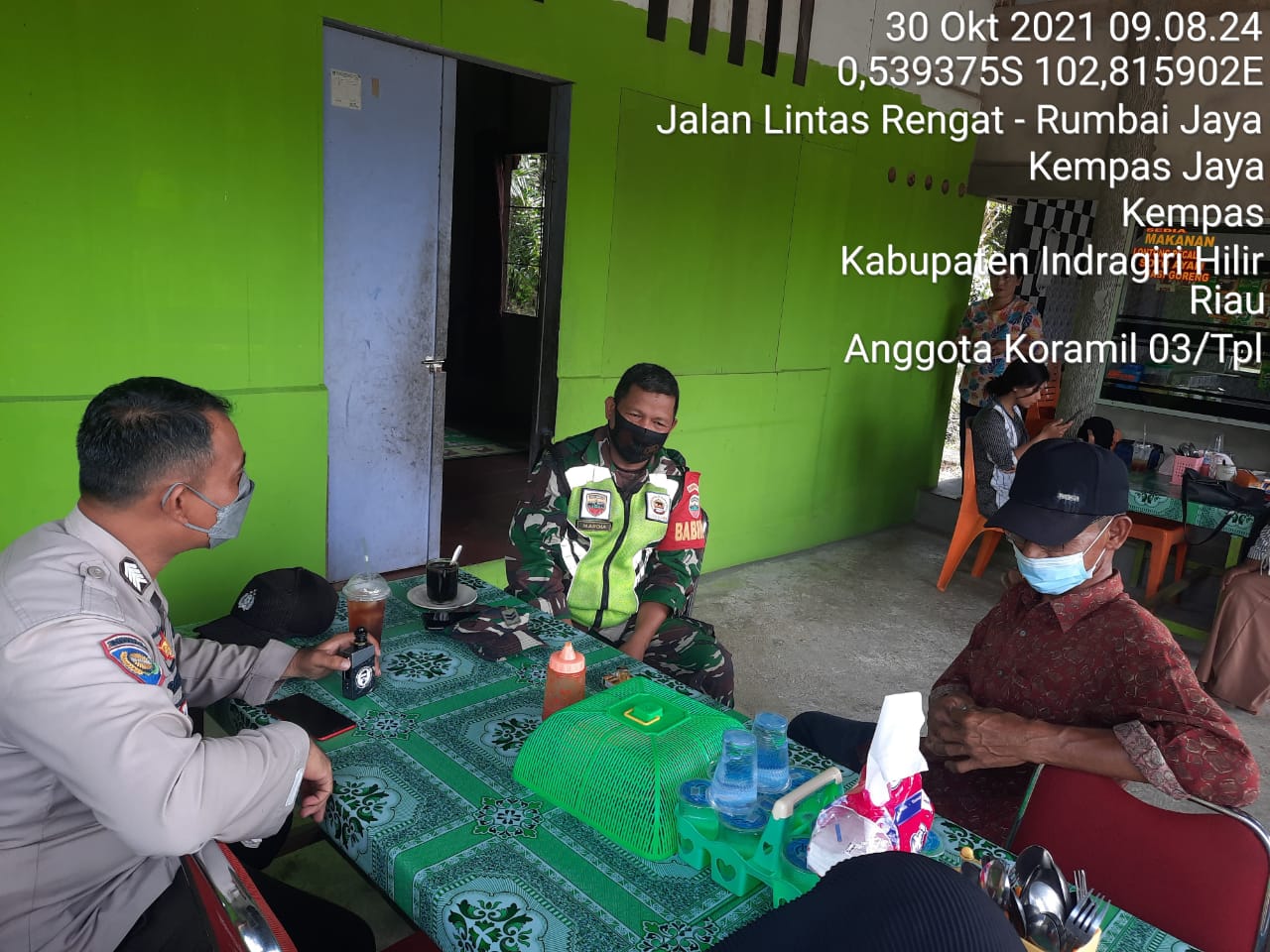 Babinsa Koramil 03/Tempuling dan Bhabinkamtibmas Bersinergi Dalam Melaksanakan Tugas di Wilayah 