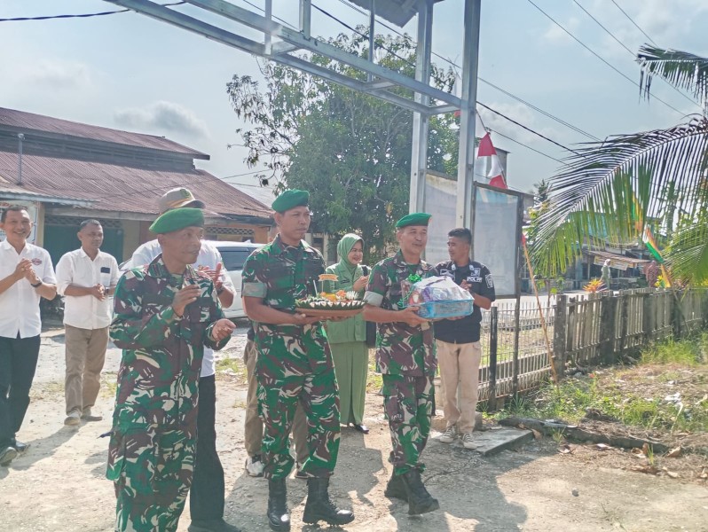 Koramil 07/Reteh Berikan Ucapan HUT Bhayangkara ke-79 di Mapolsek Reteh