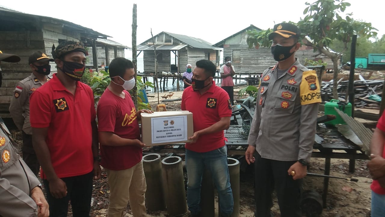 Kapolres Bintan Bagikan Sembako untuk Korban Banjir di Kecamatan Gunung Kijang 