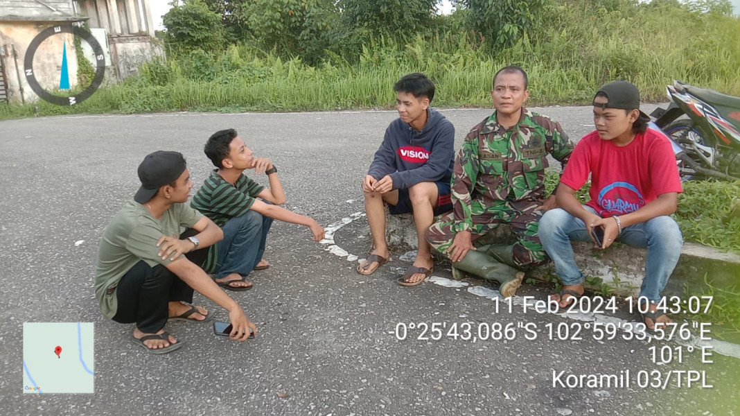 Jaga Generasi Muda, Babinsa 03/Tpl Sertu Maihasan Komsos Dengan Pemuda