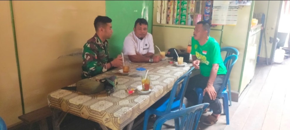 Jalin Silaturahmi  Babinsa Koramil 05/Gas Pratu Zurahman Komsos Dengan Warga Desa Binaan      Jalin Silaturahmi  Babinsa Koramil 05/Gas Pratu Zurahman Komsos Dengan Warga Desa Binaan