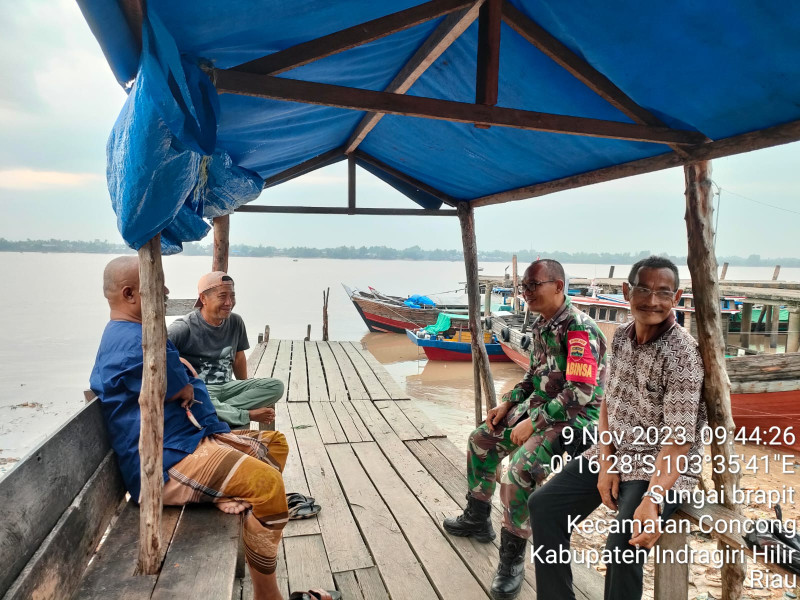 Babinsa Koramil 04/Kuindra Rutin Komsos Bersama Warga Desa Sungai Berapit