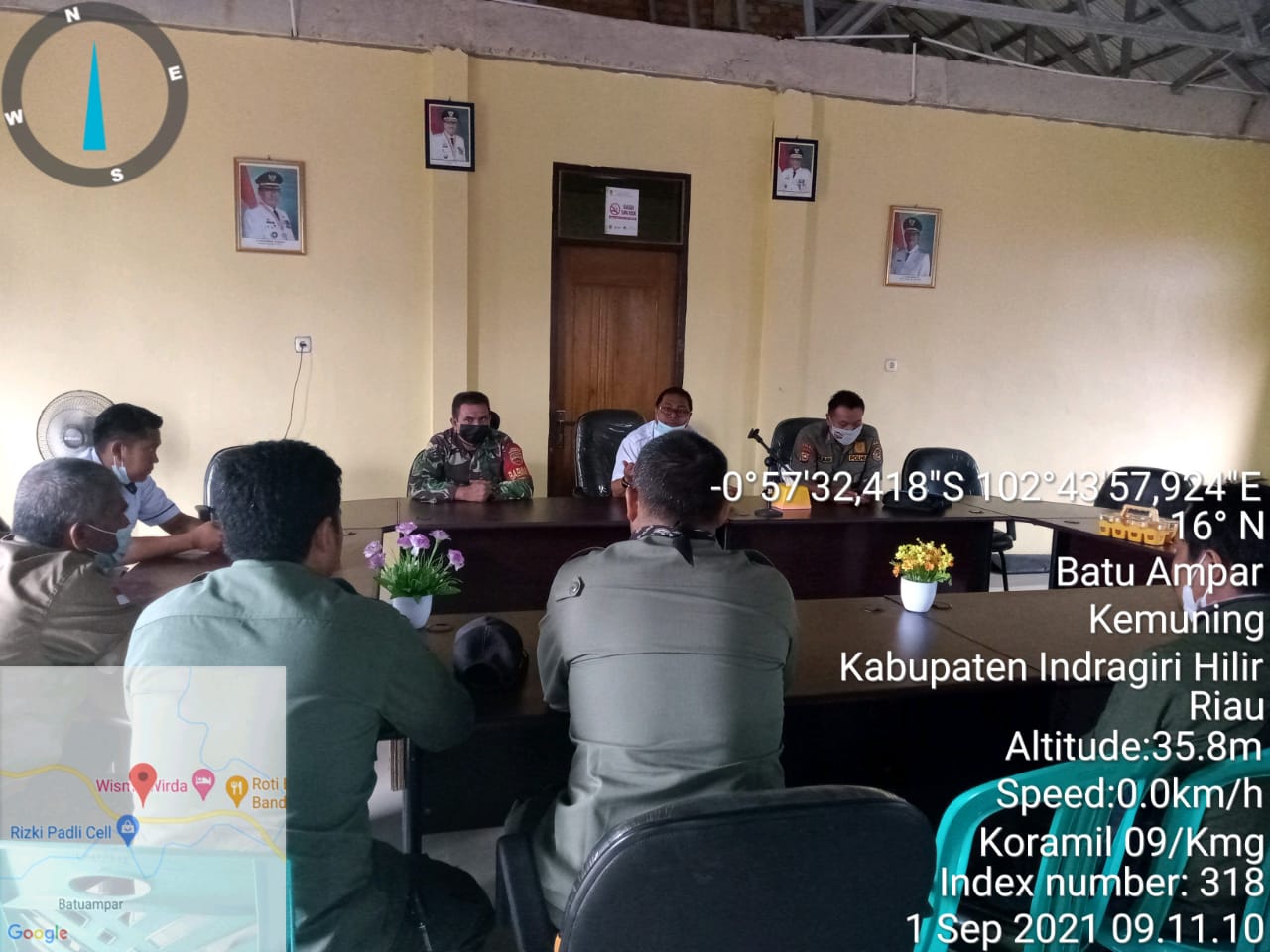 Tingkatkan Sinergitas, Babinsa Koramil 09/Kemuning Komsos dengan Kades Batu Ampar