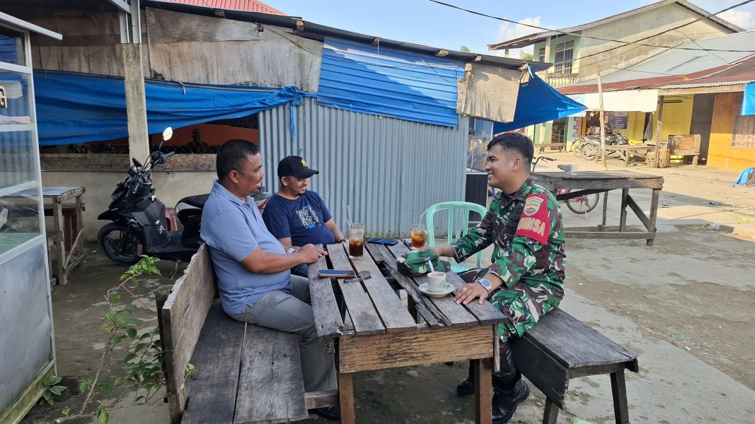 Bincang Santai dengan Tokoh Masyarakat, Serda JG Hutauruk Bangun Kedekatan di Desa Teluk Kiambang