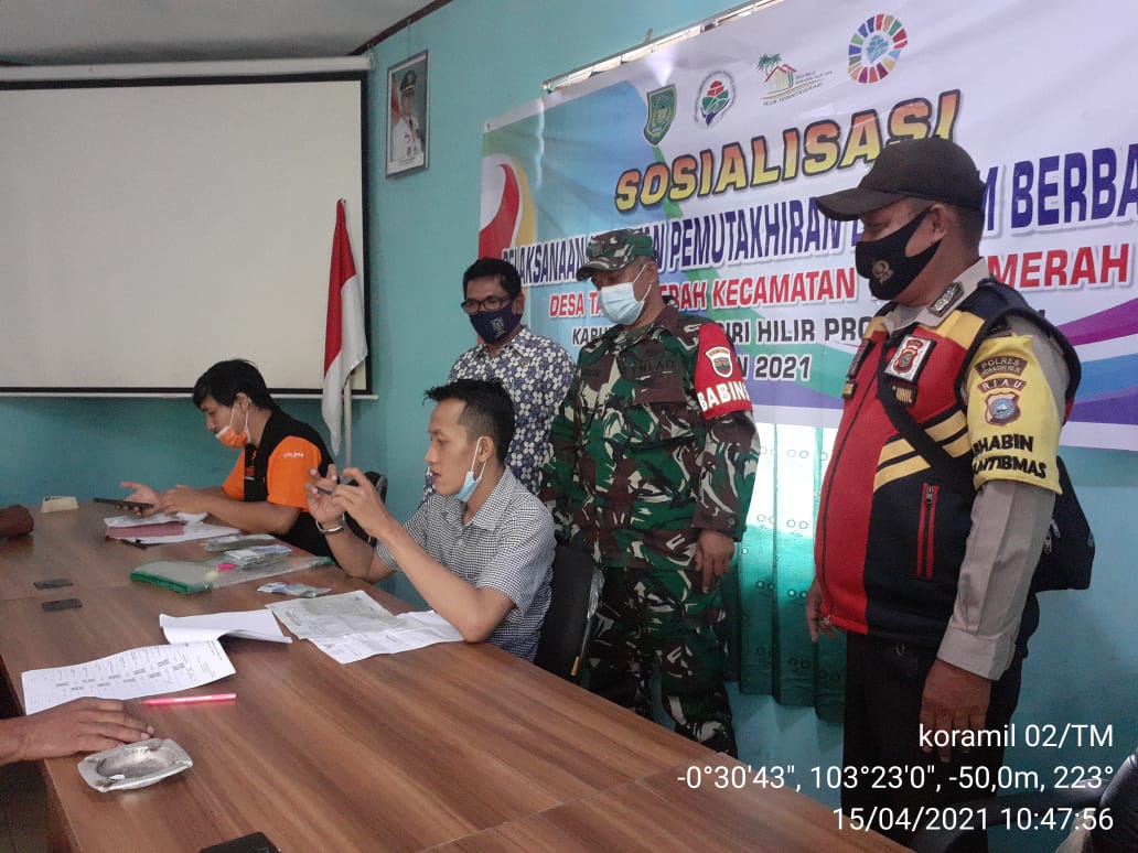 Babinsa dan Bhabinkamtibmas Tanah Merah Lakukan Pendampingan Penyaluran Bansos