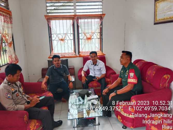 Bersama Aparat Desa, Babinsa Koramil 09/Kemuning Jaga Keamanan Di Desa