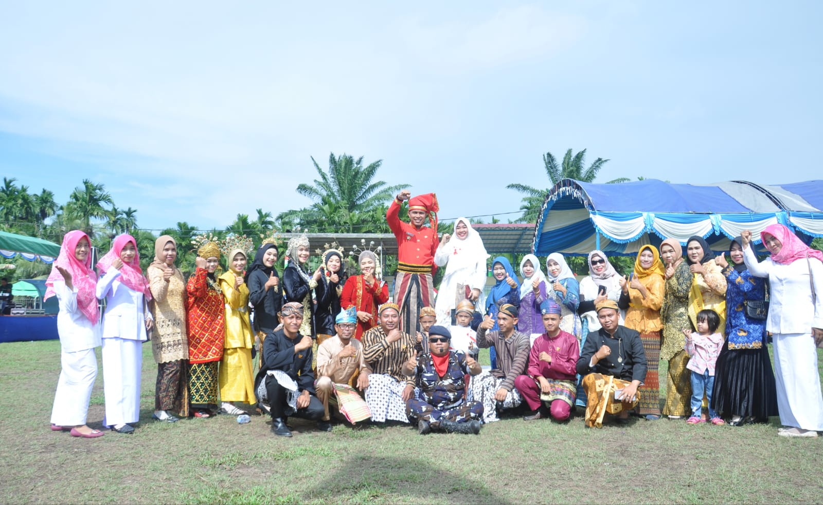 Kenakan Pakaian Adat, Cara Warga Desa Danau Pulai Indah Peringati HUT RI ke-77