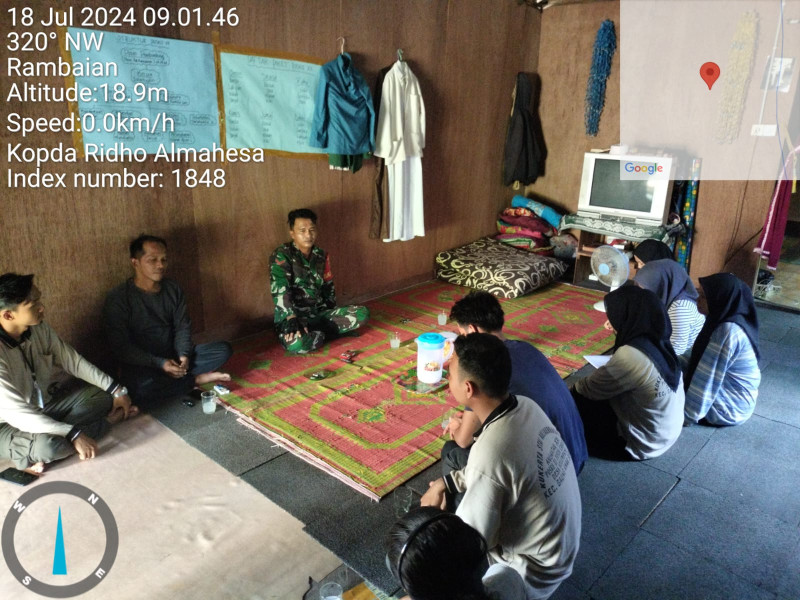 Babinsa Koramil 05/GAS Kopda Ridho Almahesa Komsos Bersama Mahasiswa KKN dan Masyarakat