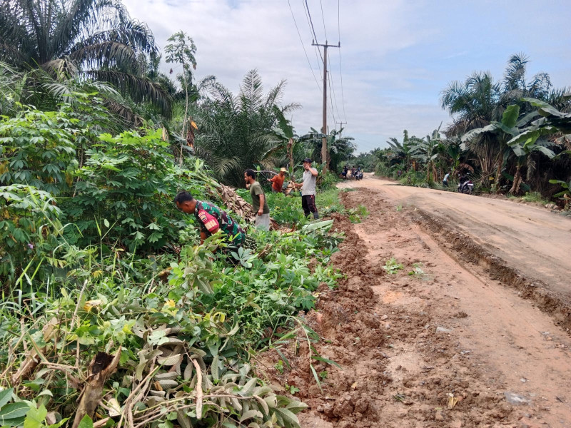 Giat Goro, Danramil 09/Kemuning Bersihkan Semak Belukar di Tepian Jalan