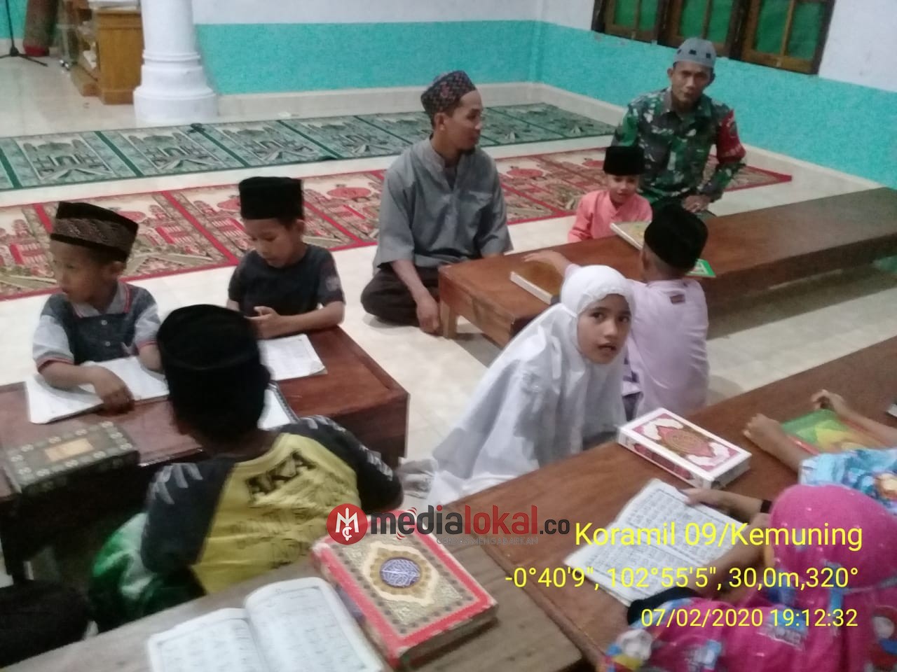 Sertu M Hatta Laksanakan Bimbingan Magrib Mengaji di Desa Kuala Lemang